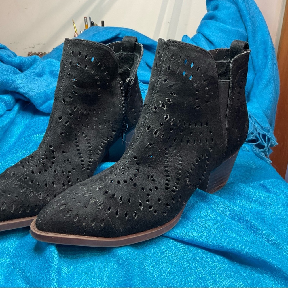 Carlos by Carlos Santana “Victory” laser cut black booties size 8M